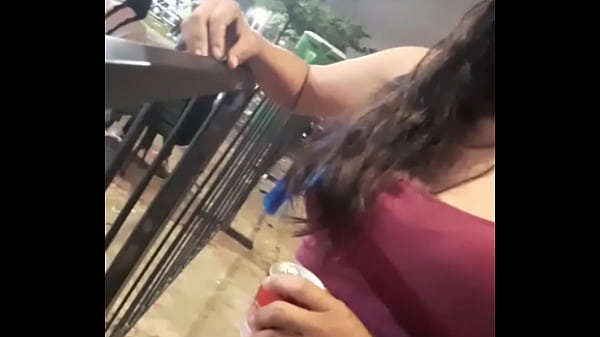 ¡Después de la fiesta jovencita pillada en la calle! El no pudo aguantar ni 5 minutos cuando ella abrió las piernas en la calle.