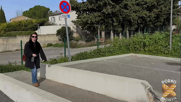 Livia, jeune bombasse, veut se faire bien baiser