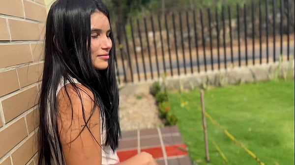 Mujer latina esta extraviada de su casa y yo me la cojo duro por el ano a cambio de llevarla a su hogar.